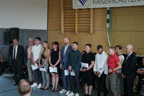 Gut abgeschnitten: Klassenbeste unter den Staatlich geprüften Techniker und Technikerinnen mit Schulleiter Steffen Hemmer und dem Bezirkstagsvorsitzenden Theo Wieder sowie Anja Schlösser und Andreas Hammen