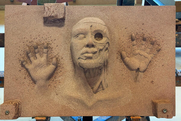 Bildhauerstück: „Cyborg“, Eifelsandstein, rot (L =85 x B= 55 x H 35 cm)