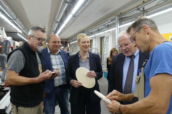 Ministerin vor der 5 Achs-CNC Maschine