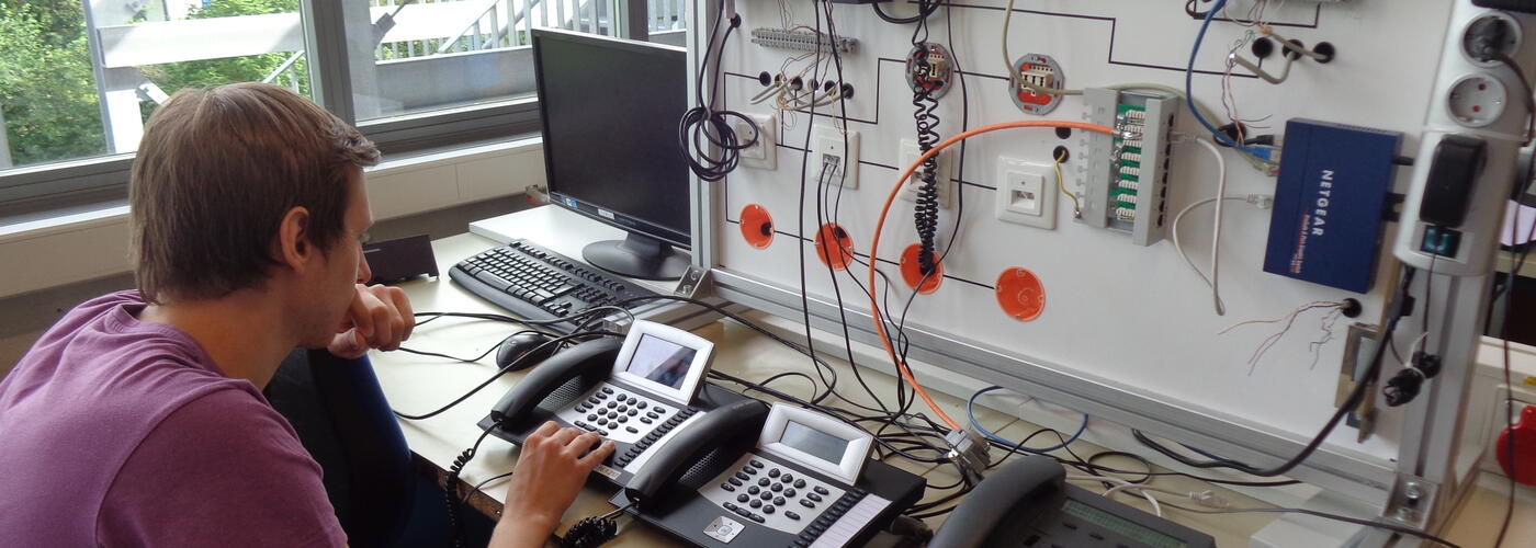 Schüler an Telefonanlage